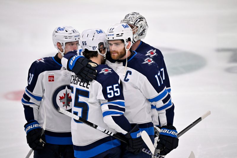 Jets, Stars rally around player whose father died before game